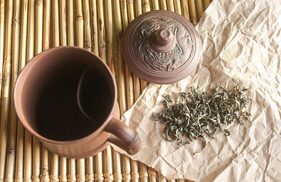 泥塑茶杯中的绿茶图片下载