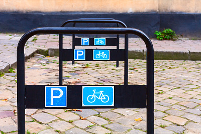 街上的自行车迹象图片下载