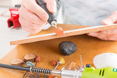 使用旋转多刀切割抛光瓷砖图片下载