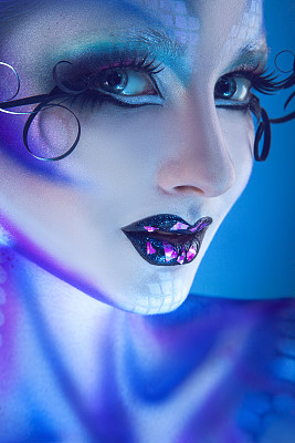 可爱的快乐的女人与创造性的脸艺术看着相机图片下载