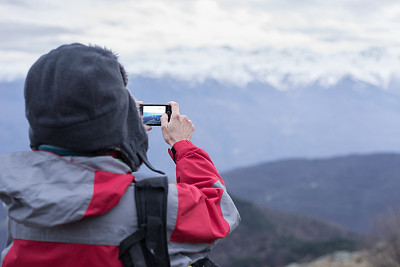 徒步旅行者用手机拍照图片下载