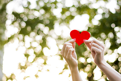 女人双手举着红心图片下载