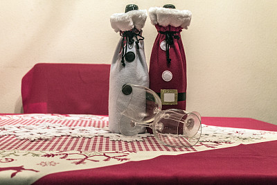 装饰精美的酒瓶图片下载