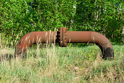 旧法兰，螺母，螺栓，管上的自然背景图片下载