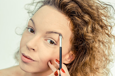 女孩用眼影画眉毛图片下载