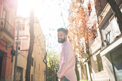 在阳光下散步图片下载