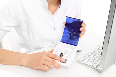 烘干机护理助听器。图片下载