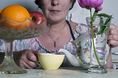 女人倒茶图片下载