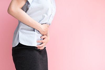 抱着肚子的女商人图片下载