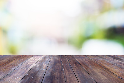 空桌子上模糊的绿色背景。图片下载