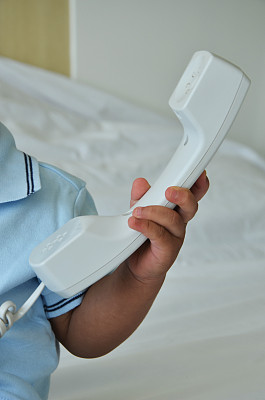 小男孩玩电话图片下载