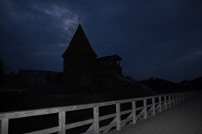 这座桥横跨护城河，侧面是瞭望塔图片下载