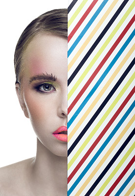 美丽的肖像年轻漂亮的金发女人与彩色的文本图片下载