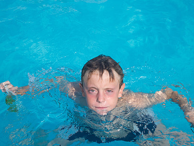 9岁男孩在游泳池玩图片下载