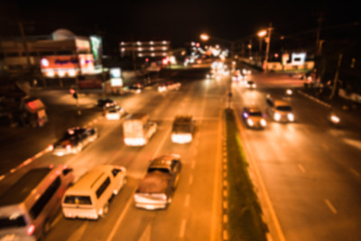 背景模糊了夜晚的城市交通灯图片下载