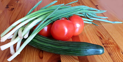 新鲜蔬菜孤立在木材背景图片下载