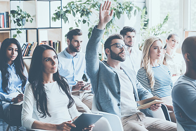 他有一些问题。素材图片