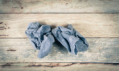 旧袜子上的木落背景。图片下载