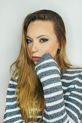 站在白色背景上的年轻女子图片下载