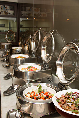 为酒店的自助餐烹制菜肴图片下载