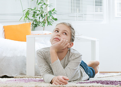 房间里的女孩图片下载