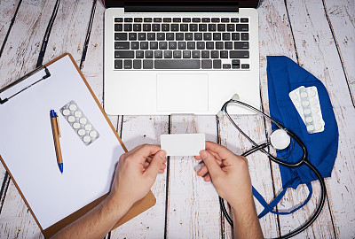 医生持有信用卡图片下载