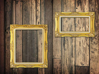 木墙背景上的金色框架图片下载