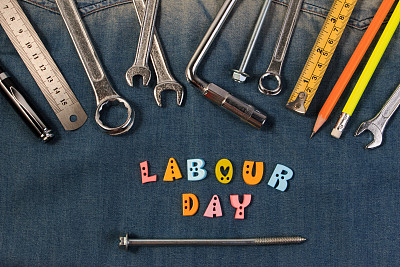 在牛仔布工人的扳手工具上留出文字空间。图片下载