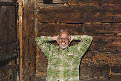 奥地利，高级男子手后头，微笑，肖像图片下载