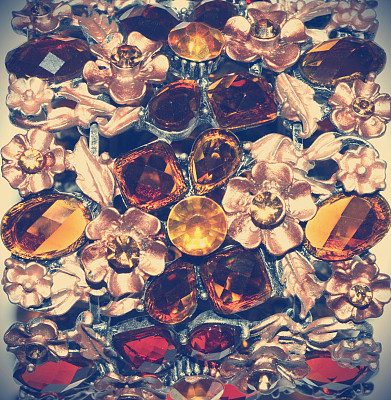 复古背景，宝石和鲜花手镯图片下载