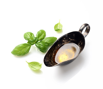 新鲜的罗勒和油在白色的背景图片下载