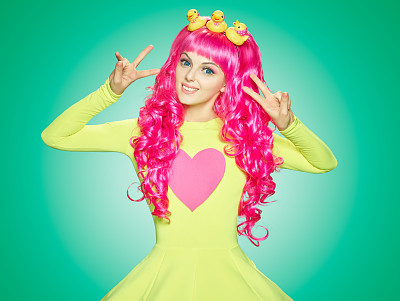 粉红色头发的女孩娃娃图片下载