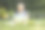 快乐的小女孩在公园里微笑。图片下载