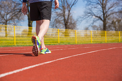 跑道上的运动员图片下载