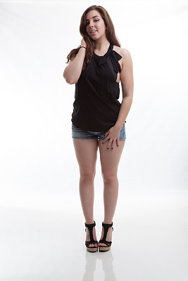 夏天的时装模特在镜头前调情图片下载