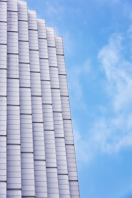 蓝天白云背景下的高层建筑图片下载