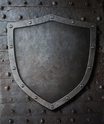 在金属门的背景上有古老的中世纪的盾形纹章图片下载