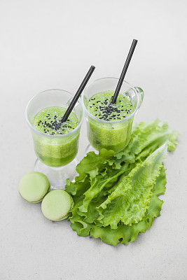 两杯健康的绿色蔬菜和水果奶昔图片下载