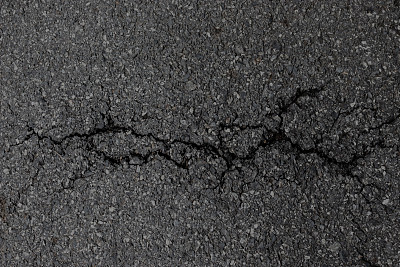 裂缝沥青特写背景。图片下载