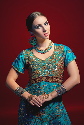 穿着传统印度纱丽的妇女图片下载