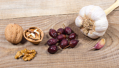 山楂，大蒜和核桃的干果。替代医学。图片下载