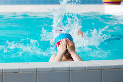 女孩在游泳池里游泳图片下载