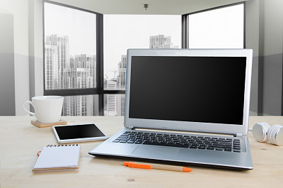 办公桌边配有记事本、电脑和办公设备。视图f图片下载