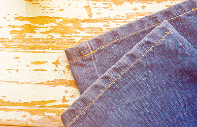 旧木头上放着腿蓝色牛仔裤图片下载