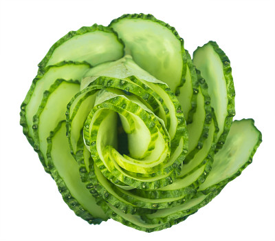 黄瓜被雕刻成玫瑰花的形状图片下载