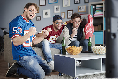 握紧拳头的帅哥素材图片