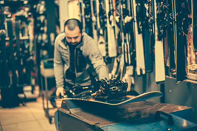 滑雪板调校和修理。冬季车间工人正在进行基地维修图片下载