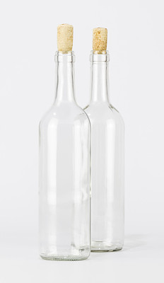两个带软木塞的空玻璃瓶图片下载