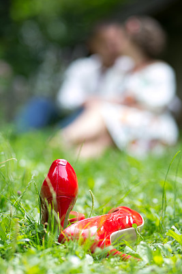 草地上穿着红鞋，背景是人们图片下载
