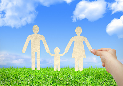 手握剪纸家庭与天空的背景图片下载